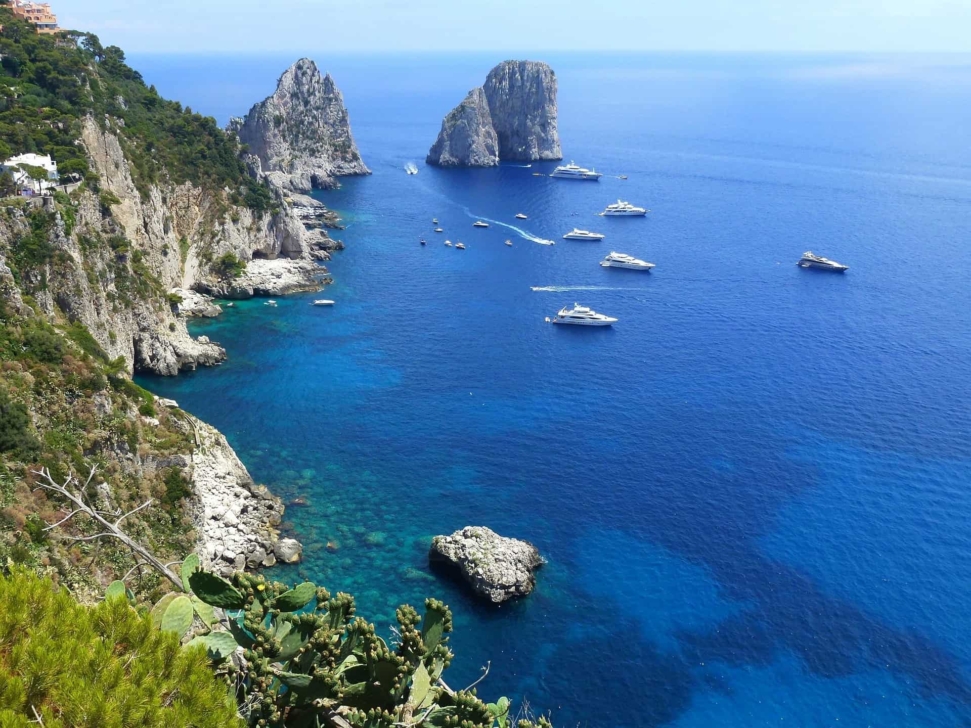 Hidden gems in Italy - blue water and cliffs in Capri